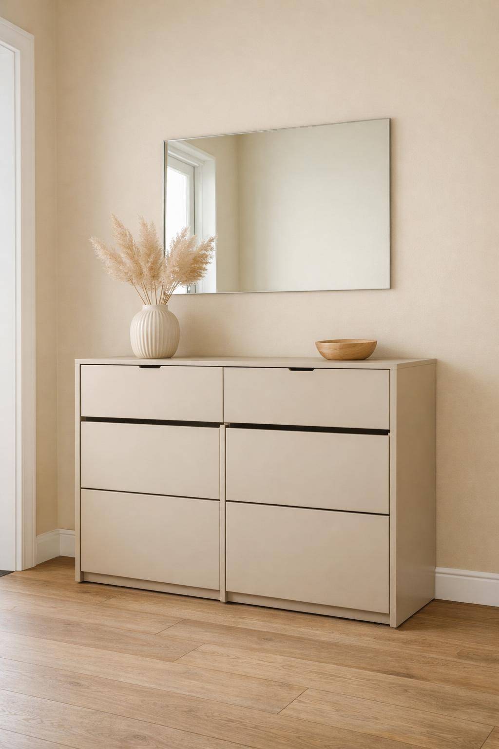 Flur in Beige gestalten- Organisiere Schuhe in beigen Aufbewahrungsboxen