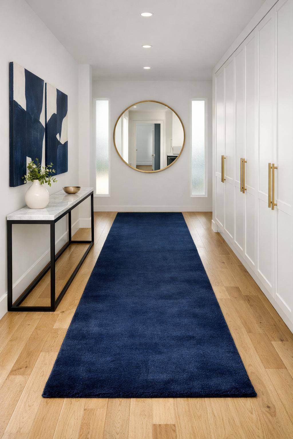 Flur in Blau gestalten- Dekoriere mit navyblauen Teppichen elegant