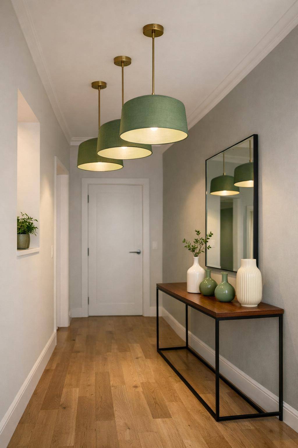 Flur in Grün gestalten- Kombiniere grüne Lampenschirme für sanftes Licht