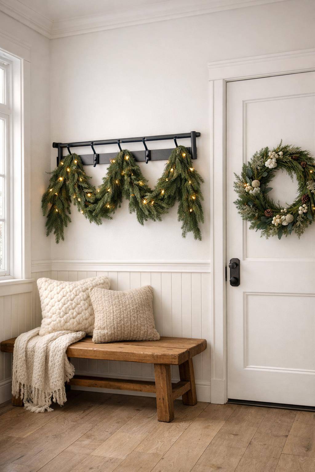 Flur winterlich dekorieren- Hänge geflochtene Girlanden an die Garderobe