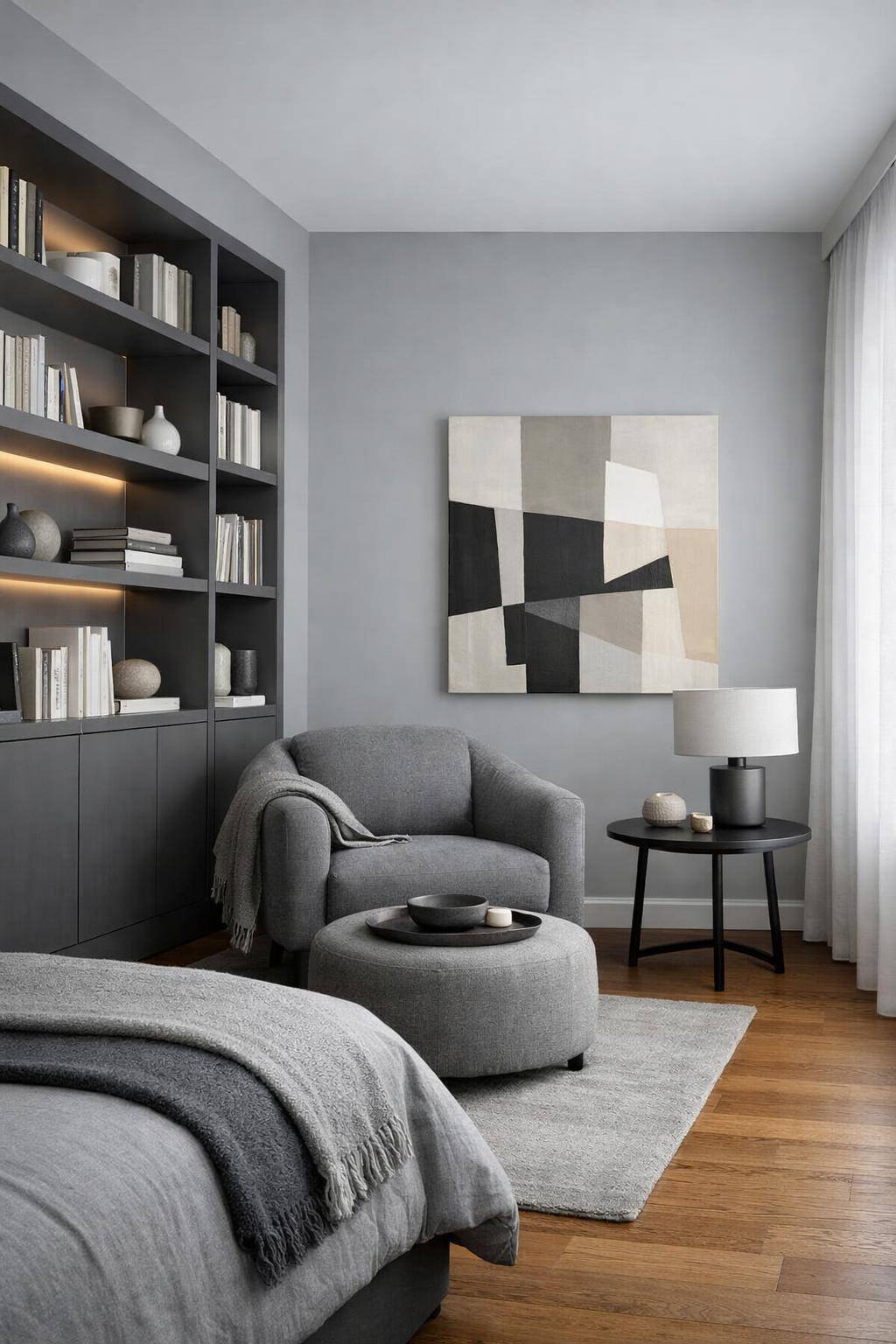 Gästezimmer in Grau- Präsentiere Bücher auf grauen Regalen stilvoll