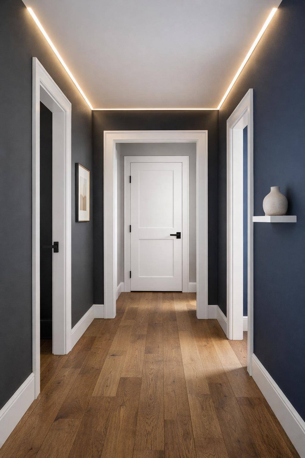Ideen: Flur in dunklen Farben gestalten- Schaffe Kontraste durch helle Türrahmen