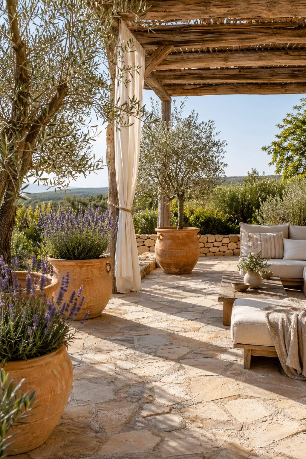 Mediterrane Terrasse gestalten- Lege Natursteinplatten als Bodenbelag aus
