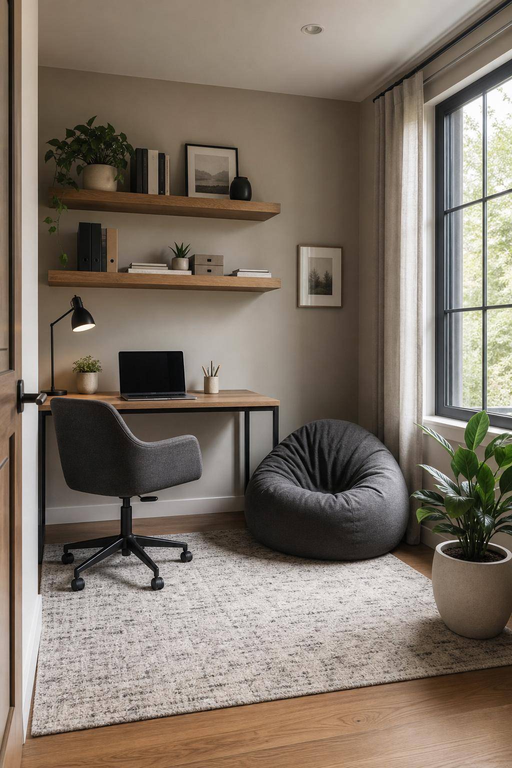 kleines Arbeitszimmer einrichten- Integriere einen Sitzsack für kreative Pausen